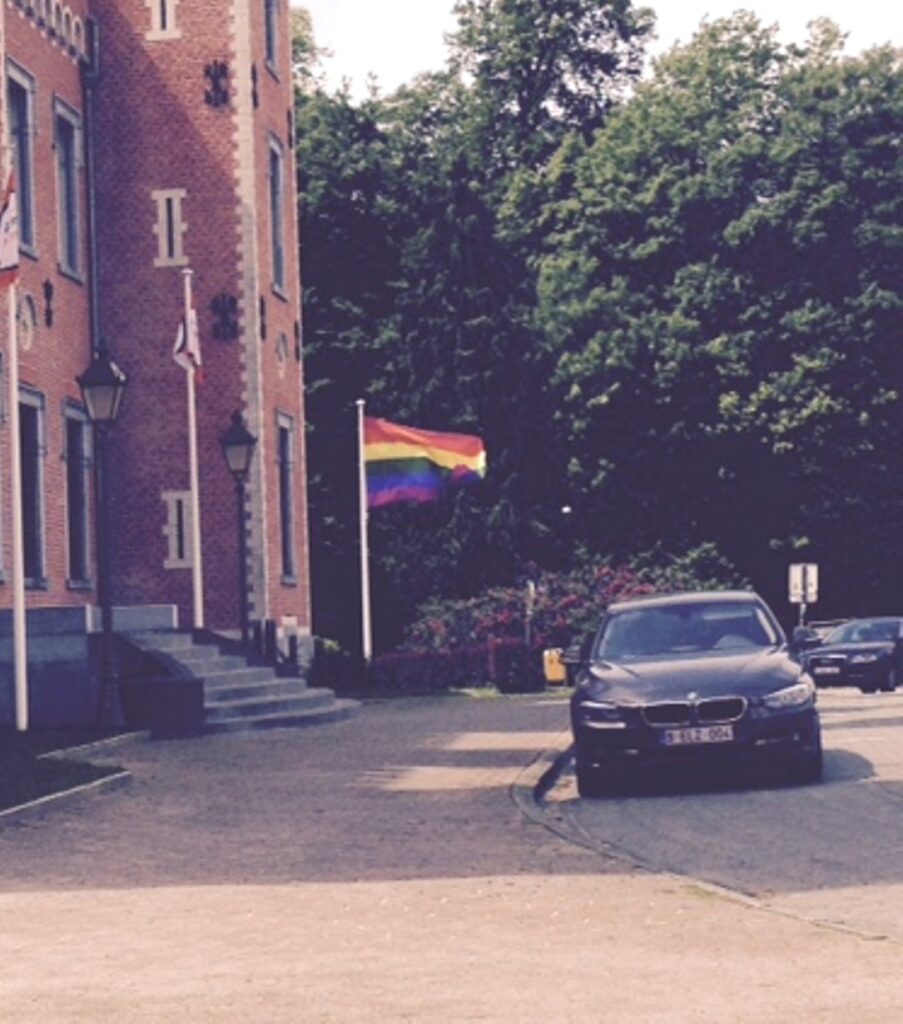 Regenboogvlag aan het Dilbeeks gemeentehuis