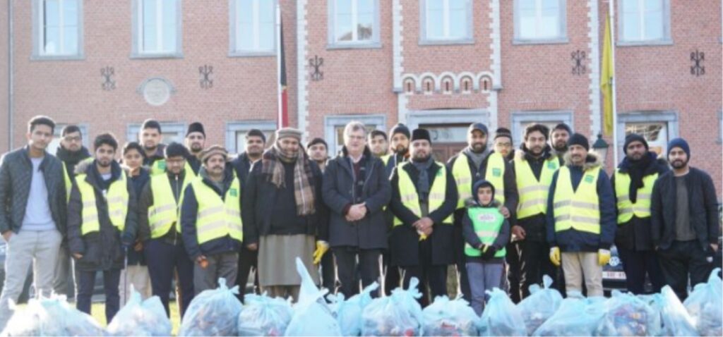 Traditie met Nieuwjaar: Ahmadiyya Moslim Gemeenschap ruimt Dilbeek op