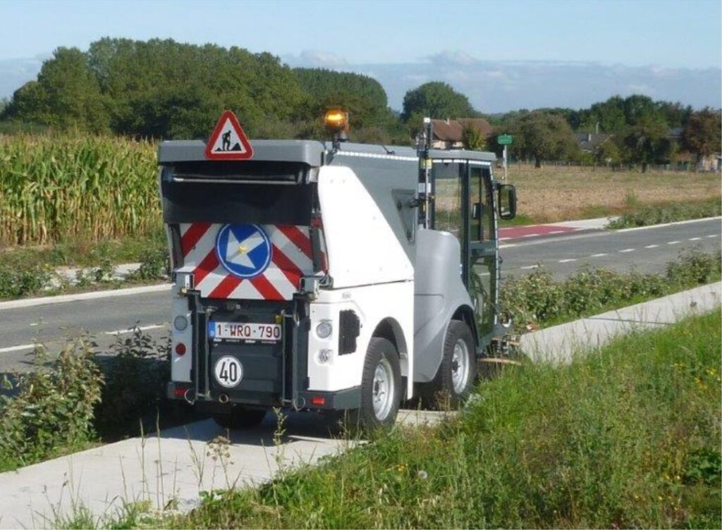 Nieuwe borstelwagen houdt voet- en fietspaden proper