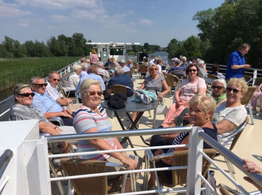 Meer dan 500 Dilbeekse senioren genieten van buffetcruise